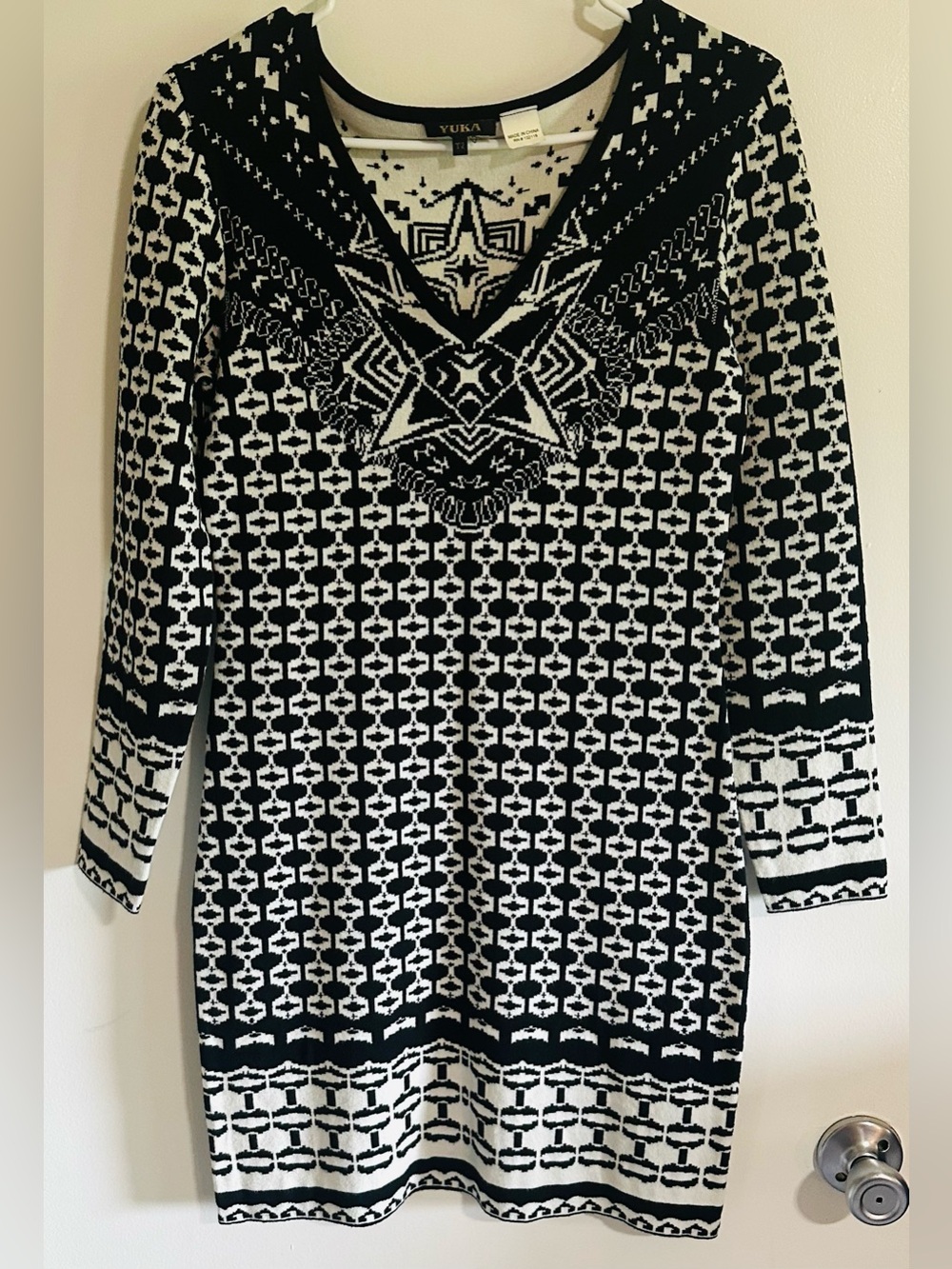 Yuka Black & White Geometric Knit V-Neck Sweater Dress. Size small 4-6.